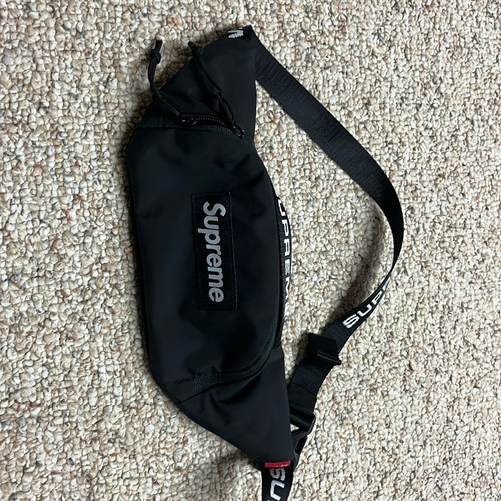 Brand new supreme fanny pack color is black never worn